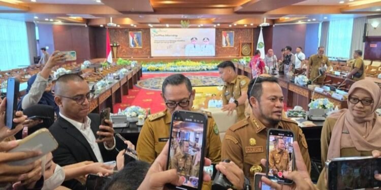 Gubernur Kaltim Rudy Mas'ud dan Wakil Gubernur, Seno Aji, saat diwawancara wartawan