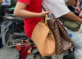 Salah satu koleksi barang mewah Ahmad Sahroni yang di jarah warga saat demo