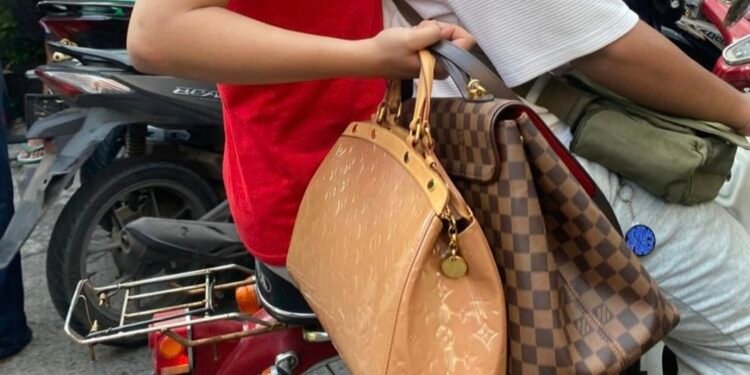 Salah satu koleksi barang mewah Ahmad Sahroni yang di jarah warga saat demo