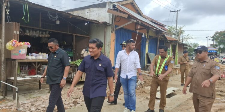 Ketua DPRD Bontang Andi Faizal Sofyan Hasdam bersama rombongan Komisi C melakukan Sidak di proyek drainase Jalan HM Ardan, Satimpo, Bontang Selatan