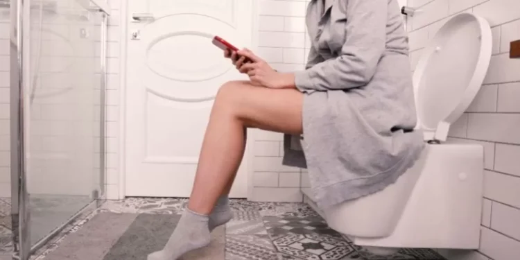 ilustrasi bermain hp di toilet