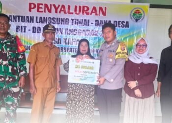 BLT Dana Desa Disalurkan, Warga Kahala Terima dengan Sukacita