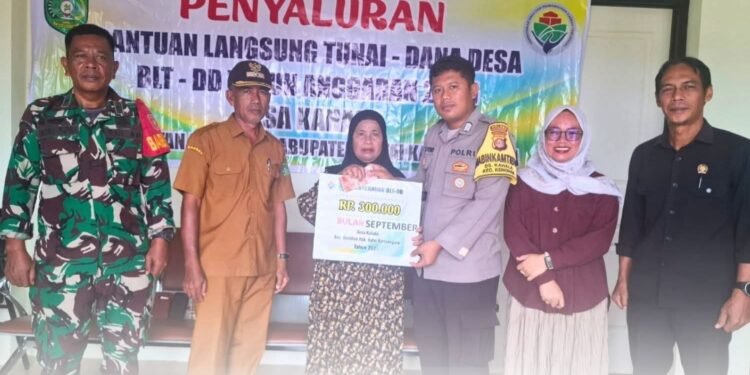 BLT Dana Desa Disalurkan, Warga Kahala Terima dengan Sukacita