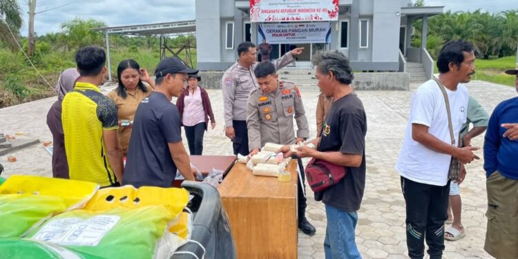 Polres Paser dan Bulog Gelar Gerakan Pangan Murah di Desa Muara Adang II