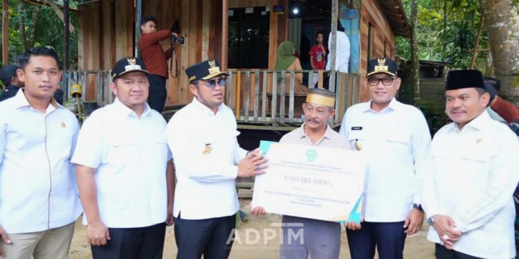 Pemprov Kaltim Salurkan Bantuan Rehabilitasi Rumah Tidak Layak Huni