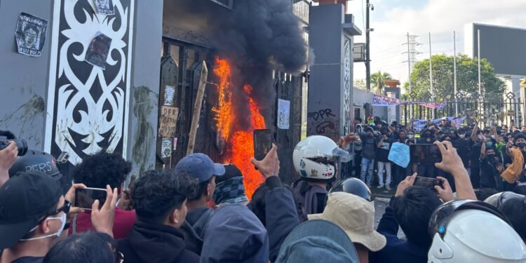 Situasi Demo di Samarinda tepatnya Kantor DPRD Kaltim