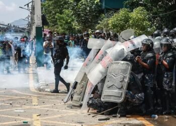 Aparat menjaga gedung Parlemen Nepal
