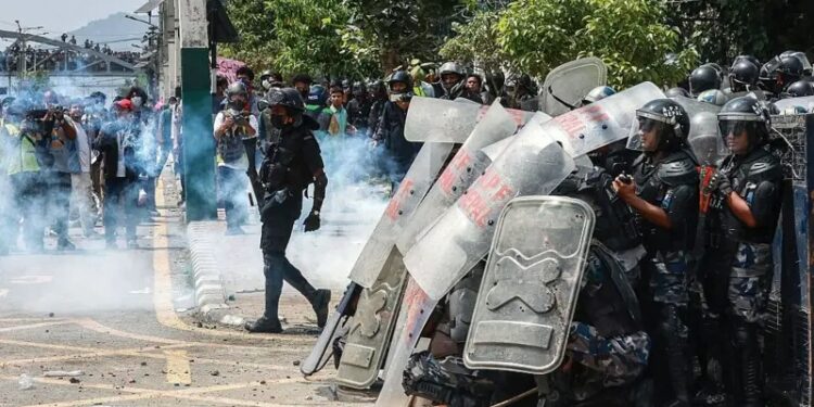 Aparat menjaga gedung Parlemen Nepal