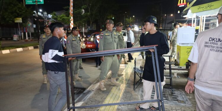 Personel gabungan lakukan penertiban terhadap para pedagang di sepanjang Jl. Ahmad Yan