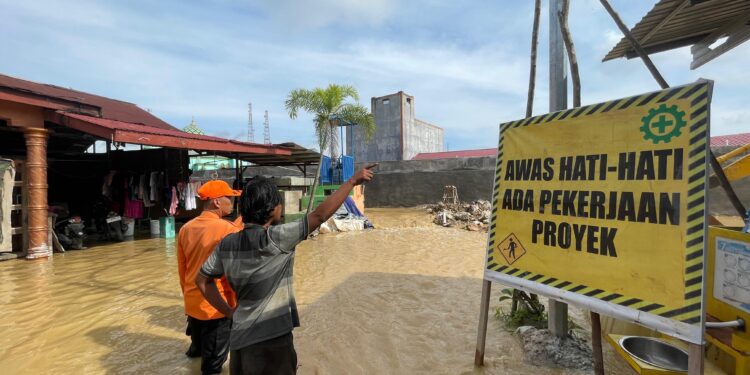 Badan Penanggulangan Bencana Daerah (BPBD) Bontang lakukan pemantauan di lokasi banjir