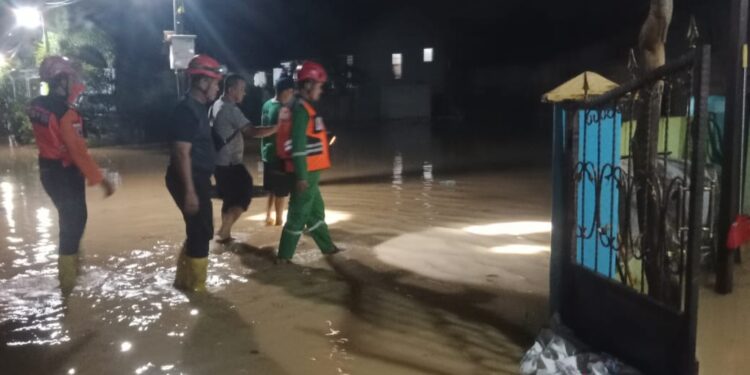 Kondisi genangan air akibat hujan di Jalan Bandung Kel.Gn Telihan beberapa waktu lalu.