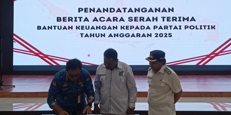 Penandatanganan serah terima bantuan keuangan kepada Partai Politik (Parpol)