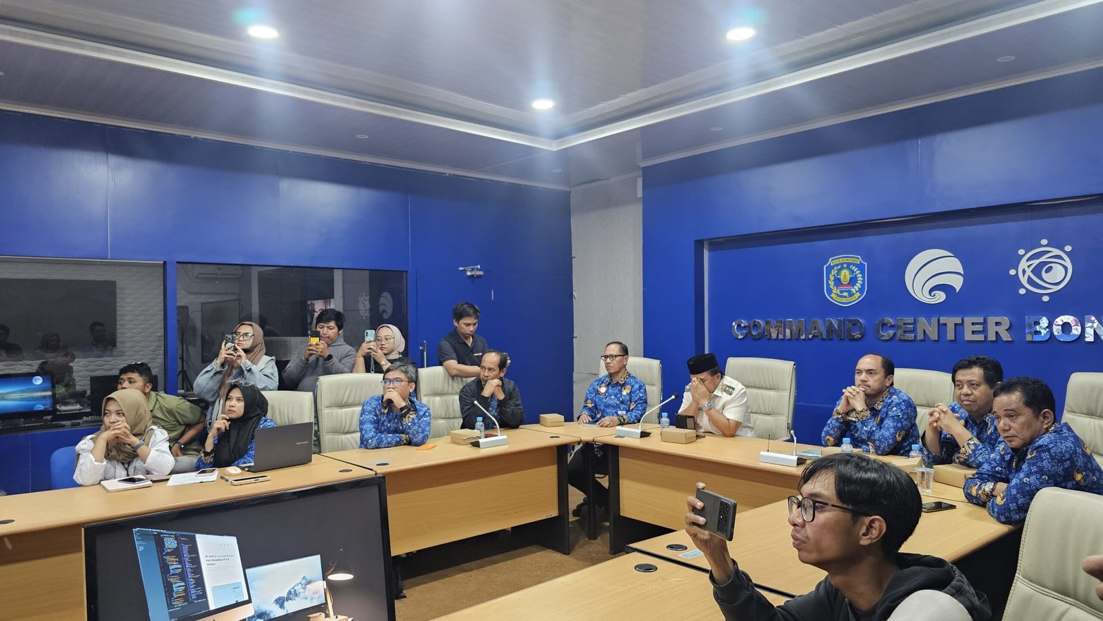 Wakil Wali Kota Bontang, Agus Haris, mengikuti jalannya sidang secara daring dari Command Center Bontang