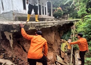 Kondisi rumah warga terdampak tanah longsor di Kelurahan Belimbing, beberapa waktu lalu