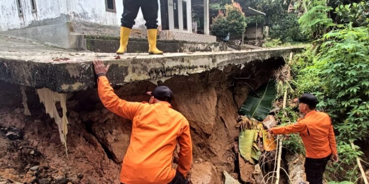 Kondisi rumah warga terdampak tanah longsor di Kelurahan Belimbing, beberapa waktu lalu