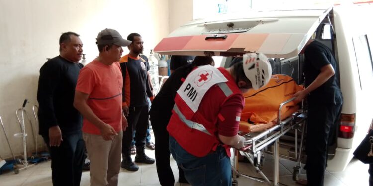 Petugas lakukan evakuasi mayat yang ditemukan meninggal diperairan Bontang Kuala