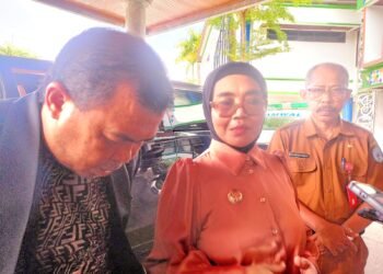 Wali Kota Bontang Neni Moerniaeni dan Agus Haris Wakil Wali Kota saat diwawancara soal pemangkasan DBH