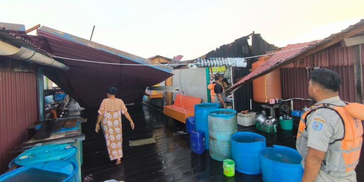 Rumah rusak di Bontang Kuala akibat hujan deras dan angin kencang