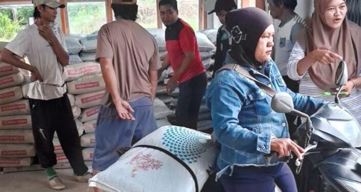 Petani Martadinata Kutim Terima 8 Ton Pupuk dan Ribuan Bibit dari Dana Desa 2025