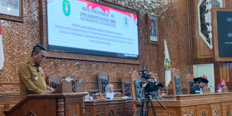 Wakil Bupati Kutim, Mahyunadi bacakan APBD Perubahan 2025