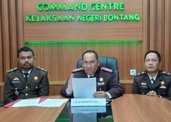 Konferensi pers Kepala Kejari Bontang, Pilipus Siahaan,