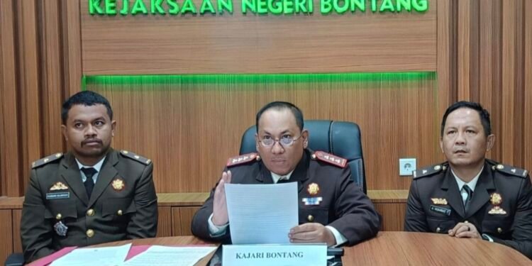 Konferensi pers Kepala Kejari Bontang, Pilipus Siahaan,