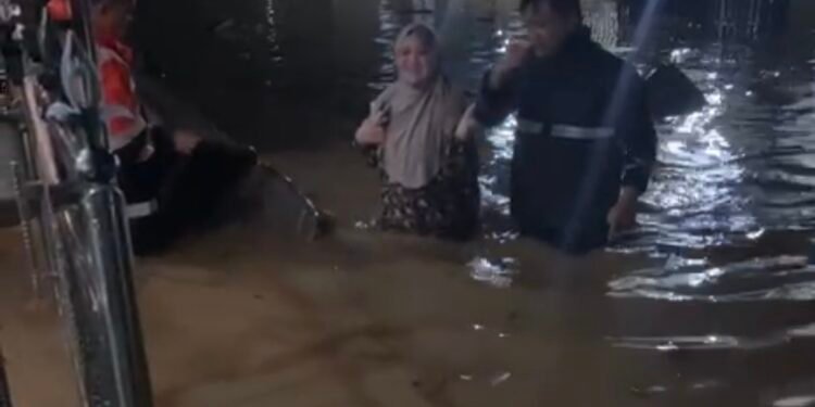 Kondisi air tergenang di wilayah cluster dahlia BTN PKT, samping pasar gajah