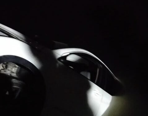 Sebuah mobil Honda HR-V putih milik warga tercebur ke laut di kawasan pesisir Berbas Pantai