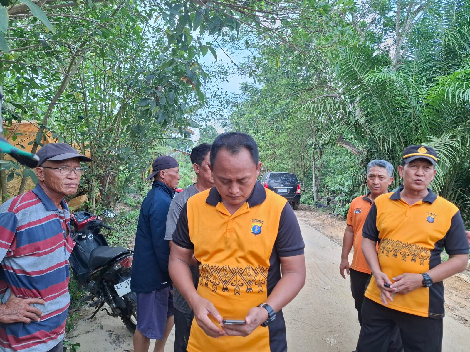 Kapolsek Bontang Barat, Iptu Hadi Esmoyo dan Jajaran Polsek datangi warga soal aduhan diduga ada tambang ilegal