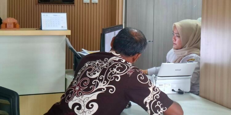 Proses pelayanan di Kantor DPMPTSP Bontang