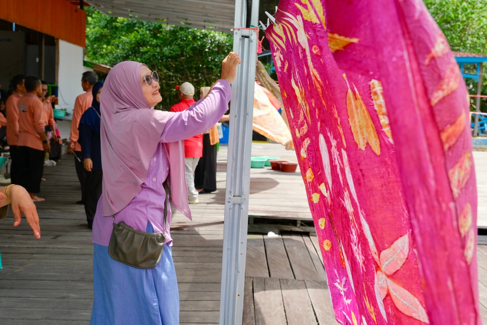 Ecoprint Jadi Media Belajar Kreatif, Pupuk Kaltim Bekali Guru SD di Bontang