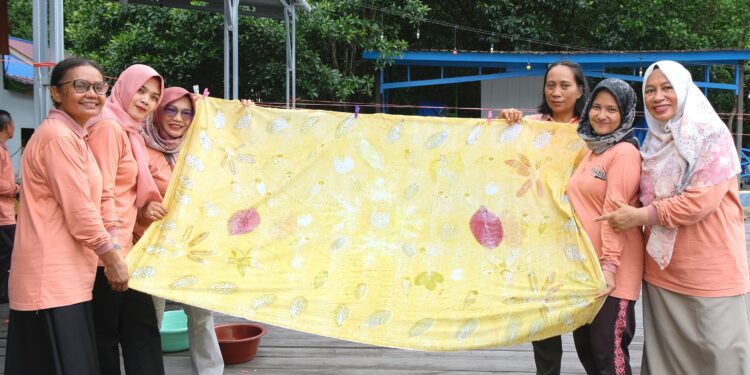 Ecoprint Jadi Media Belajar Kreatif, Pupuk Kaltim Bekali Guru SD di Bontang