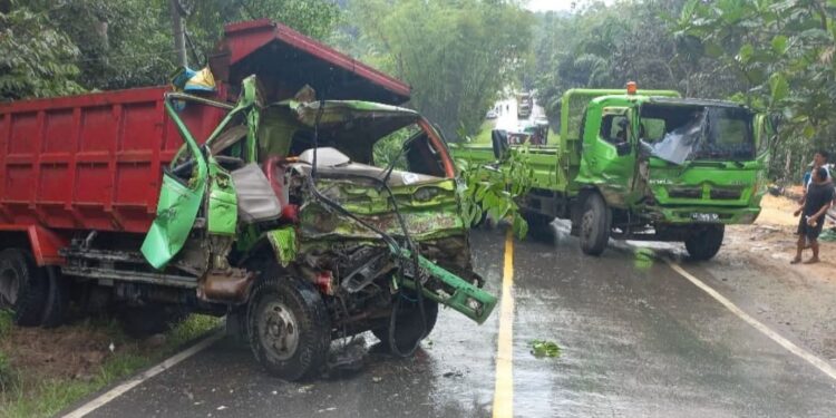 Kecelakaan dua truk di Samboja Kukar