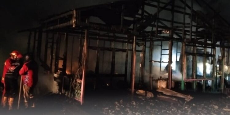Kondisi Kebakaran Landa Dua Rumah Warga di Tenggarong Seberang, Kerugian Rp500 Juta