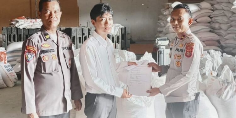 Polres Kutai Kartanegara mengawal pengiriman jagung pipil ke Gudang Bulog