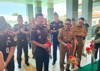Bupati Kutim, Ardiansyah Sulaiman, dan Kepala Kejaksaan Tinggi Kalimantan Timur, Supardi resmikan gedung baru Kejari Kutim