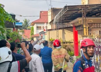 Tim pemadam dari Disdamkartan Kota Bontang lakukan penangan Plafon Rumah Terbakar
