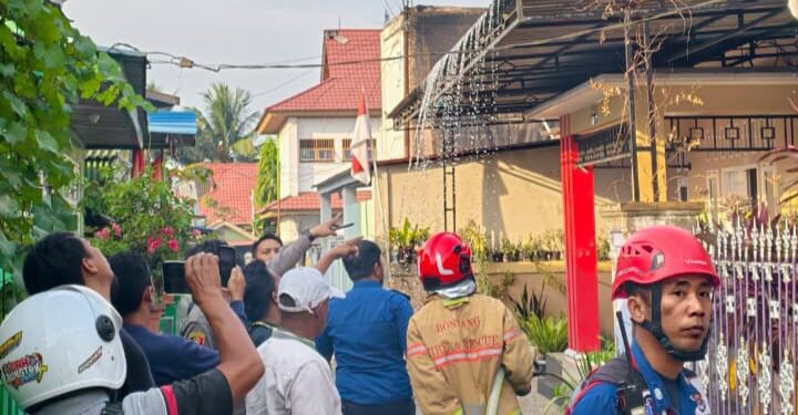 Tim pemadam dari Disdamkartan Kota Bontang lakukan penangan Plafon Rumah Terbakar