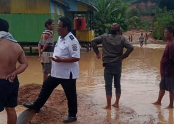 Kondisi dihalaman warga RT 01, Kelurahan Kanaan saat banjir diduga ulah tambang ilegal