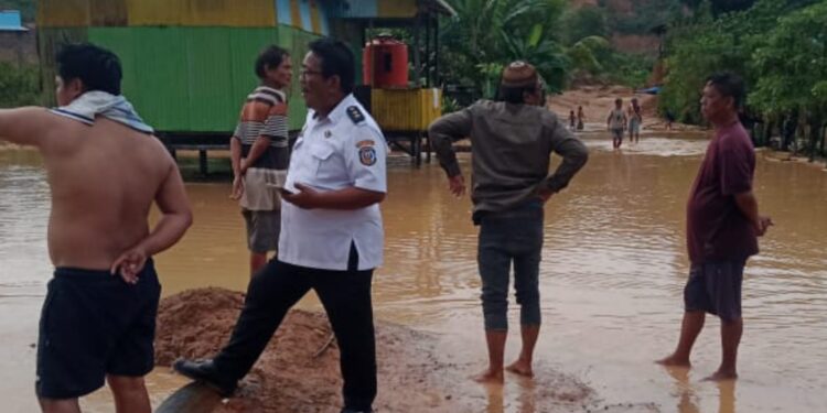 Kondisi dihalaman warga RT 01, Kelurahan Kanaan saat banjir diduga ulah tambang ilegal