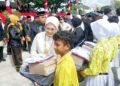 Situasi pembagian bantuan perlengkapan sekolah kepada siswa oleh, wali kota, Neni, Wakil DPRD Provinsi Kaltim Shemy, Wakil Ketua DPRD Bontang