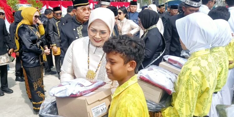 Situasi pembagian bantuan perlengkapan sekolah kepada siswa oleh, wali kota, Neni, Wakil DPRD Provinsi Kaltim Shemy, Wakil Ketua DPRD Bontang