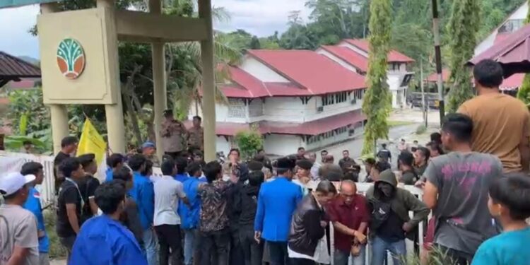 Aksi protes PC PMII Samarinda di depan Balai Penegakan Hukum Lingkungan Hidup dan Kehutanan (GAKKUM) Wilayah Kalimantan