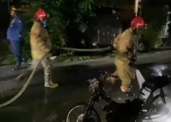 Tangkapan layar vidio, motor terbakar dan beruntung pihak Damkar Bontang berhasil memadamkan api