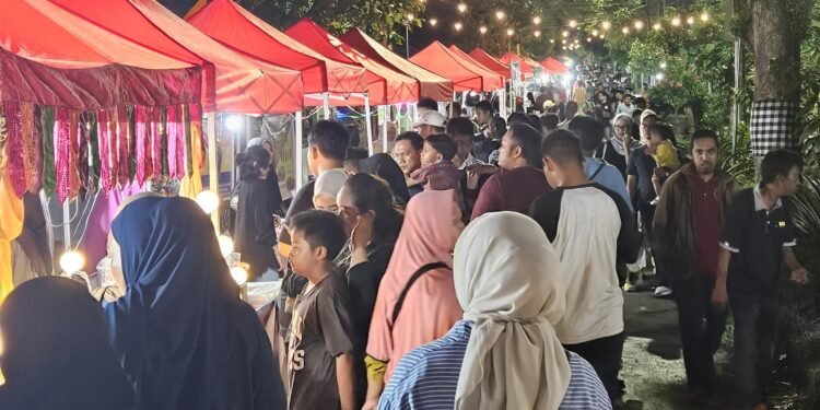 Terlihat antusias warga di kegiatan Creative Night Market Bontang
