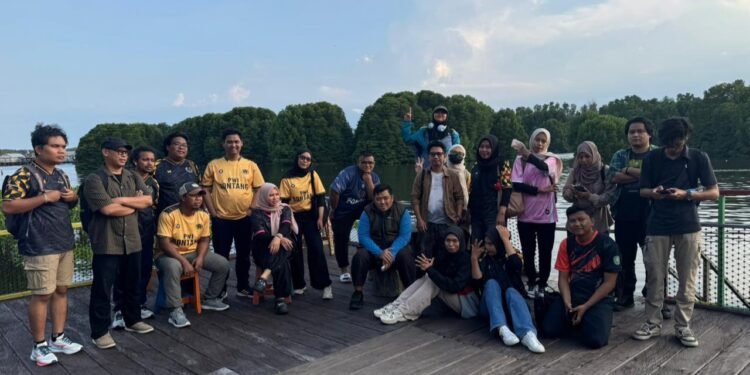 Para peserta cabor jurnalistik berfoto bersama usai lomba. (Ist)