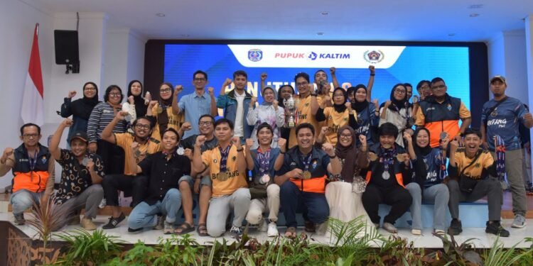 Foto bersama kontingen Bontang dan raih juara umum di perhelatan Pupuk Kaltim Porwada