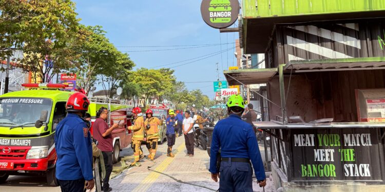 Pihak Damakar tanggani kebakaran di Gerai Burger Bangor Bontang