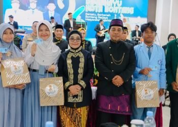 Disdukcapil Bontang Serahkan KTP ke Empat Pelajar di Hari Jadi Kota Bontang