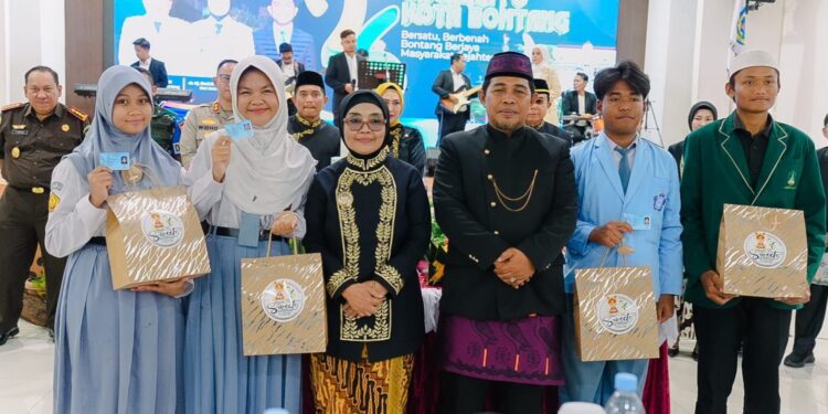 Disdukcapil Bontang Serahkan KTP ke Empat Pelajar di Hari Jadi Kota Bontang